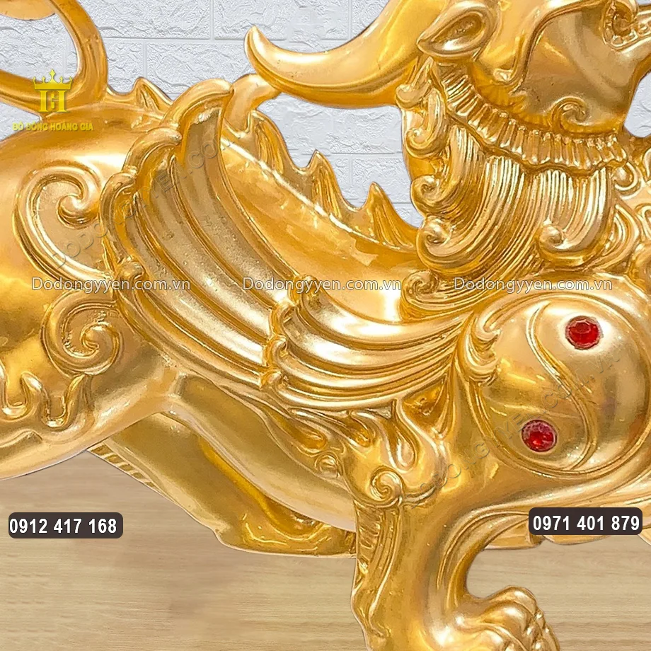 Từng họa tiết hoa văn được chạm khắc sắc n&eacute;t